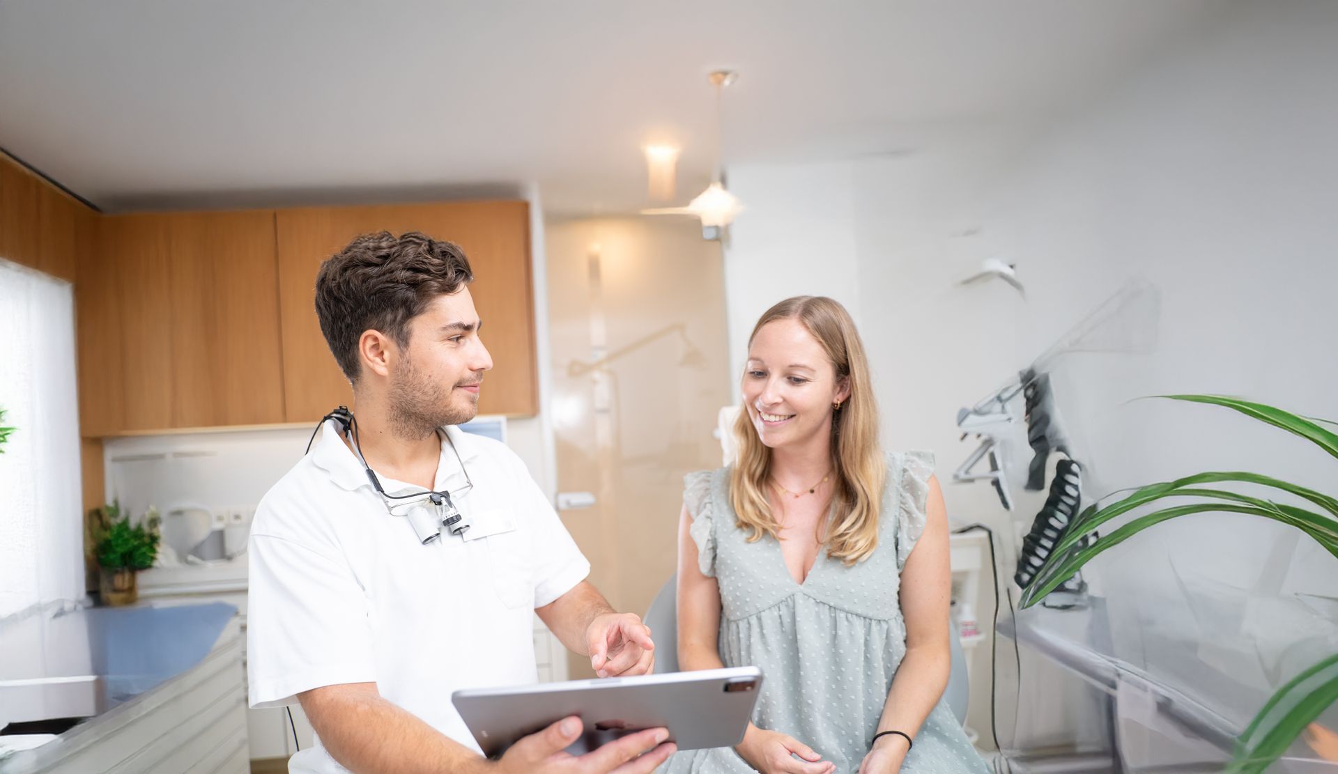 Arzt berät Patientin